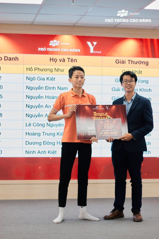 Hình ảnh thầy Quang Tùng trao tặng các phần giải thưởng đến các thí sinh thắng cuộc